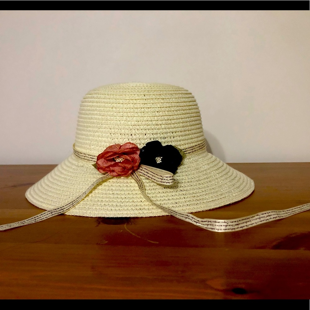 I’m selling a cute summer hat